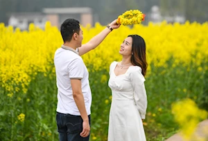 Increíble alfombra natural: miles de turistas visitan los campos floridos en Tongnan en China