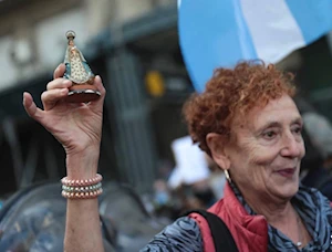 Brutal represión en Buenos Aires: fuerzas de seguridad de Argentina atacaron con gases, balas de goma y camiones hidrantes a jubilados, quienes acompañados por hinchas de fútbol y sindicatos, protestaban frente al Congreso por pensiones dignas