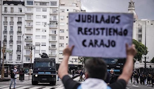 Brutal represión en Buenos Aires: fuerzas de seguridad de Argentina atacaron con gases, balas de goma y camiones hidrantes a jubilados, quienes acompañados por hinchas de fútbol y sindicatos, protestaban frente al Congreso por pensiones dignas