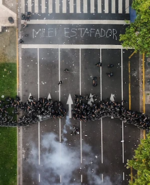 Brutal represión en Buenos Aires: fuerzas de seguridad de Argentina atacaron con gases, balas de goma y camiones hidrantes a jubilados, quienes acompañados por hinchas de fútbol y sindicatos, protestaban frente al Congreso por pensiones dignas