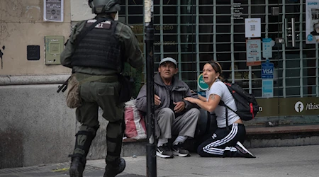 Fuerzas de seguridad reprimen marcha de jubilados en Buenos Aires, Argentina