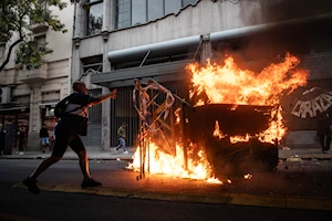 Brutal represión en Buenos Aires: fuerzas de seguridad de Argentina atacaron con gases, balas de goma y camiones hidrantes a jubilados, quienes acompañados por hinchas de fútbol y sindicatos, protestaban frente al Congreso por pensiones dignas