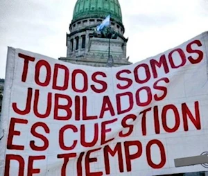 Brutal represión en Buenos Aires: fuerzas de seguridad de Argentina atacaron con gases, balas de goma y camiones hidrantes a jubilados, quienes acompañados por hinchas de fútbol y sindicatos, protestaban frente al Congreso por pensiones dignas