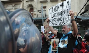 Brutal represión en Buenos Aires: fuerzas de seguridad de Argentina atacaron con gases, balas de goma y camiones hidrantes a jubilados, quienes acompañados por hinchas de fútbol y sindicatos, protestaban frente al Congreso por pensiones dignas