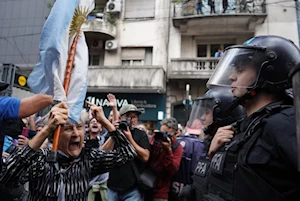 Brutal represión en Buenos Aires: fuerzas de seguridad de Argentina atacaron con gases, balas de goma y camiones hidrantes a jubilados, quienes acompañados por hinchas de fútbol y sindicatos, protestaban frente al Congreso por pensiones dignas