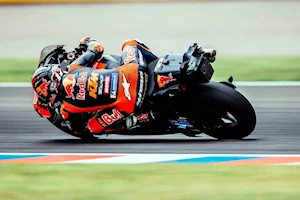 Los aficionados al motociclismo vibran en Termas de Río Hondo con el GP de Argentina: los pilotos de MotoGP homenajearon a Maradona y Messi con la 10