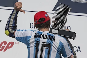 Los aficionados al motociclismo vibran en Termas de Río Hondo con el GP de Argentina: los pilotos de MotoGP homenajearon a Maradona y Messi con la 10