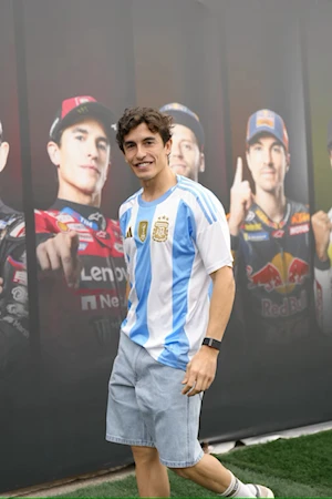 Los aficionados al motociclismo vibran en Termas de Río Hondo con el GP de Argentina: los pilotos de MotoGP homenajearon a Maradona y Messi con la 10