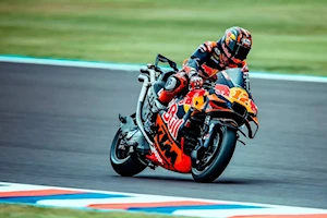 Los aficionados al motociclismo vibran en Termas de Río Hondo con el GP de Argentina: los pilotos de MotoGP homenajearon a Maradona y Messi con la 10