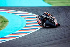 Los aficionados al motociclismo vibran en Termas de Río Hondo con el GP de Argentina: los pilotos de MotoGP homenajearon a Maradona y Messi con la 10