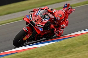 Los aficionados al motociclismo vibran en Termas de Río Hondo con el GP de Argentina: los pilotos de MotoGP homenajearon a Maradona y Messi con la 10