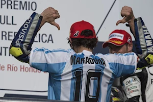 Los aficionados al motociclismo vibran en Termas de Río Hondo con el GP de Argentina: los pilotos de MotoGP homenajearon a Maradona y Messi con la 10