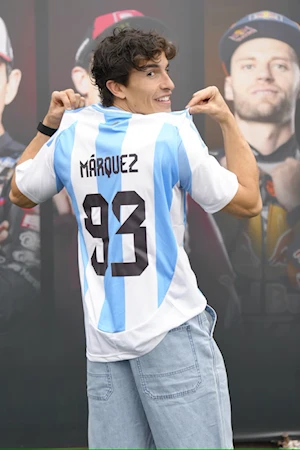 Los aficionados al motociclismo vibran en Termas de Río Hondo con el GP de Argentina: los pilotos de MotoGP homenajearon a Maradona y Messi con la 10