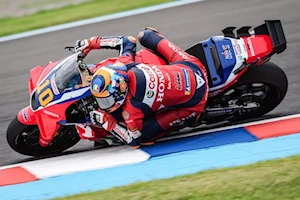 Los aficionados al motociclismo vibran en Termas de Río Hondo con el GP de Argentina: los pilotos de MotoGP homenajearon a Maradona y Messi con la 10