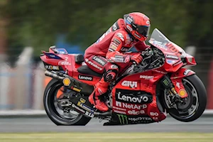 Los aficionados al motociclismo vibran en Termas de Río Hondo con el GP de Argentina: los pilotos de MotoGP homenajearon a Maradona y Messi con la 10