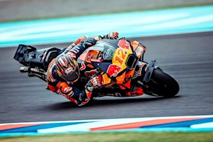 Los aficionados al motociclismo vibran en Termas de Río Hondo con el GP de Argentina: los pilotos de MotoGP homenajearon a Maradona y Messi con la 10