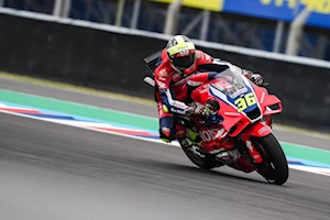 Los aficionados al motociclismo vibran en Termas de Río Hondo con el GP de Argentina: los pilotos de MotoGP homenajearon a Maradona y Messi con la 10