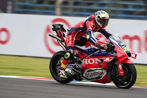 Los aficionados al motociclismo vibran en Termas de Río Hondo con el GP de Argentina: los pilotos de MotoGP homenajearon a Maradona y Messi con la 10