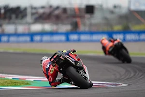 Los aficionados al motociclismo vibran en Termas de Río Hondo con el GP de Argentina: los pilotos de MotoGP homenajearon a Maradona y Messi con la 10