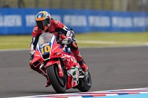 Los aficionados al motociclismo vibran en Termas de Río Hondo con el GP de Argentina: los pilotos de MotoGP homenajearon a Maradona y Messi con la 10