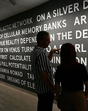 Experiencia sensorial inmersiva: Llegó a Chile la exposición conceptual “Correspondences”, del colectivo Soundwalk y la cantante estadounidense Patti Smith