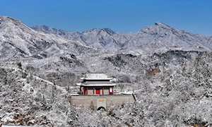 Imponente: Nevada en China deja un manto blanco sobre la Gran Muralla, legendaria fortificación considerada la mayor obra de ingeniería del mundo