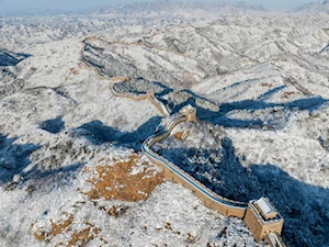 Imponente: Nevada en China deja un manto blanco sobre la Gran Muralla, legendaria fortificación considerada la mayor obra de ingeniería del mundo