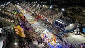 Cantos, bailes y alegría: Impresionantes y multitudinarios desfiles se ven en el tradicional carnaval de Brasil
