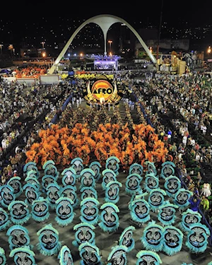 Cantos, bailes y alegría: Impresionantes y multitudinarios desfiles se ven en el tradicional carnaval de Brasil