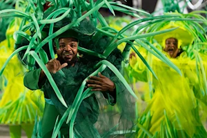 Cantos, bailes y alegría: Impresionantes y multitudinarios desfiles se ven en el tradicional carnaval de Brasil