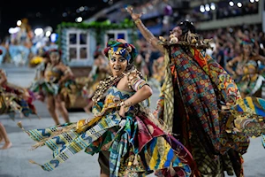 Cantos, bailes y alegría: Impresionantes y multitudinarios desfiles se ven en el tradicional carnaval de Brasil