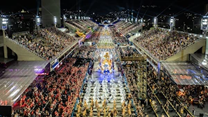 Cantos, bailes y alegría: Impresionantes y multitudinarios desfiles se ven en el tradicional carnaval de Brasil