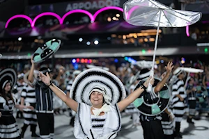 Cantos, bailes y alegría: Impresionantes y multitudinarios desfiles se ven en el tradicional carnaval de Brasil