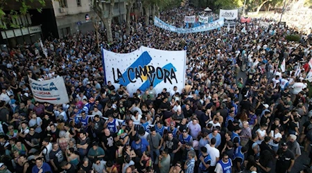 Miles de personas se concentraron nuevamente frente al Congreso en Buenos Aires para ratificar el apoyo a los pensionados y rechazo a la represión estatal. Fotos: @soyjuanmateo, @frenteampliofad, @Antu_Divito, CTA, @dhfiori y La Cámpora