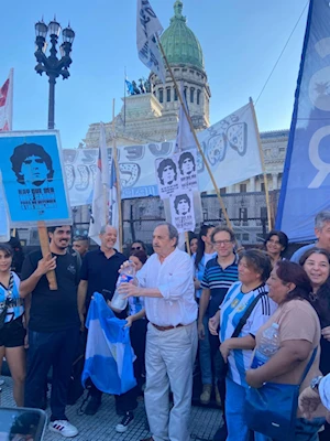 Miles de argentinos se concentraron en Buenos Aires para rechazar la represión de Milei