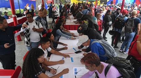 Venezolanos recaudan firmas en plazas Bolívar en apoyo a migrantes secuestrados en El Salvador