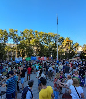 Miles de argentinos se concentraron en Buenos Aires para rechazar la represión de Milei