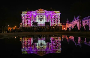 Colores y figuras se proyectan en edificios y monumentos de Zagreb, Croacia, a propósito del Festival de Luces que se celebra cada marzo en esta ciudad