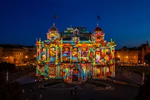 Colores y figuras se proyectan en edificios y monumentos de Zagreb, Croacia, a propósito del Festival de Luces que se celebra cada marzo en esta ciudad