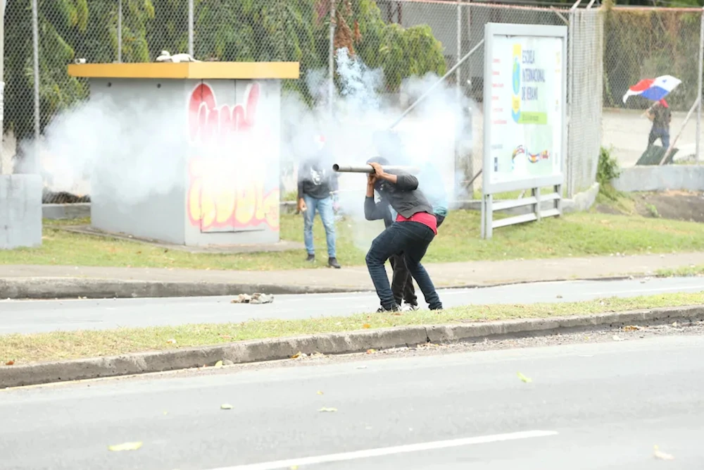 Policía reprime protestas contra reforma a Seguro Social en Panamá