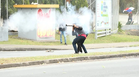 Policía reprime protestas contra reforma a Seguro Social en Panamá