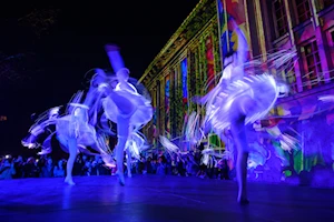 Colores y figuras se proyectan en edificios y monumentos de Zagreb, Croacia, a propósito del Festival de Luces que se celebra cada marzo en esta ciudad