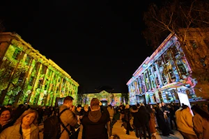 Colores y figuras se proyectan en edificios y monumentos de Zagreb, Croacia, a propósito del Festival de Luces que se celebra cada marzo en esta ciudad