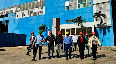 El embajador de Rusia en Cuba, Víctor Koronelli, visitó la termoeléctrica de Mayabeque