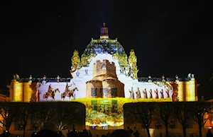 Colores y figuras se proyectan en edificios y monumentos de Zagreb, Croacia, a propósito del Festival de Luces que se celebra cada marzo en esta ciudad