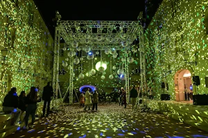 Colores y figuras se proyectan en edificios y monumentos de Zagreb, Croacia, a propósito del Festival de Luces que se celebra cada marzo en esta ciudad