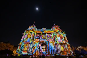Colores y figuras se proyectan en edificios y monumentos de Zagreb, Croacia, a propósito del Festival de Luces que se celebra cada marzo en esta ciudad