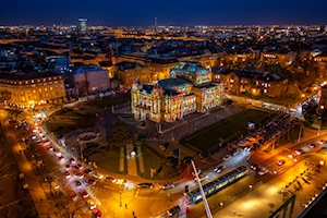 Colores y figuras se proyectan en edificios y monumentos de Zagreb, Croacia, a propósito del Festival de Luces que se celebra cada marzo en esta ciudad