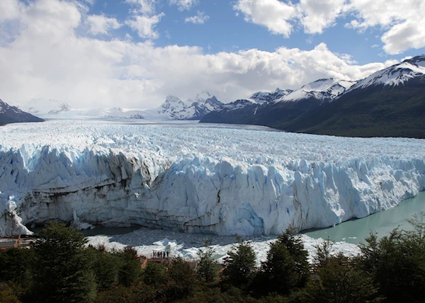 Glaciares en Argentina, como el Perito Moreno, son reservas vitales de agua dulce y están bajo amenaza por la minería y el cambio climático