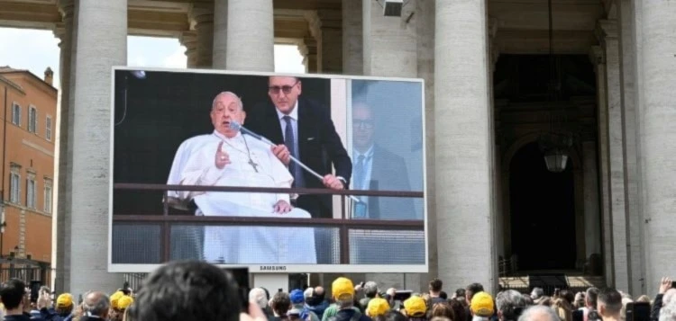 Desde el balcón de su habitación en el hospital Gemelli, minutos antes de recibir el alta, el papa Francisco ofreció el Ángelus dominical, donde pidió el fin de la guerra.